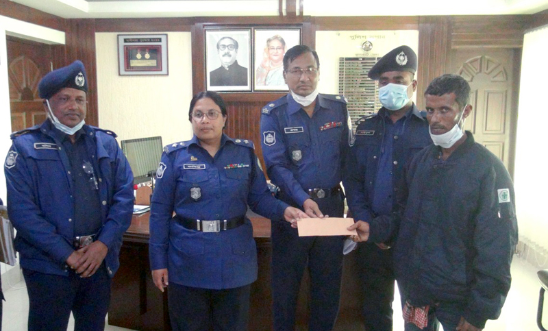লঞ্চের ৩০০ যাত্রীকে উদ্ধার করায় পুরস্কার '৫ হাজার টাকা'!